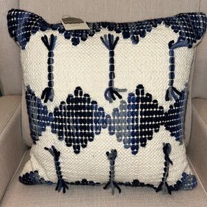 NWT kirklands hand woven pillow ivory with blue ombré yarn design 17x17